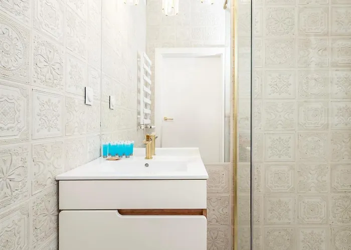 Piotrkowska Prestige By Bookinghost