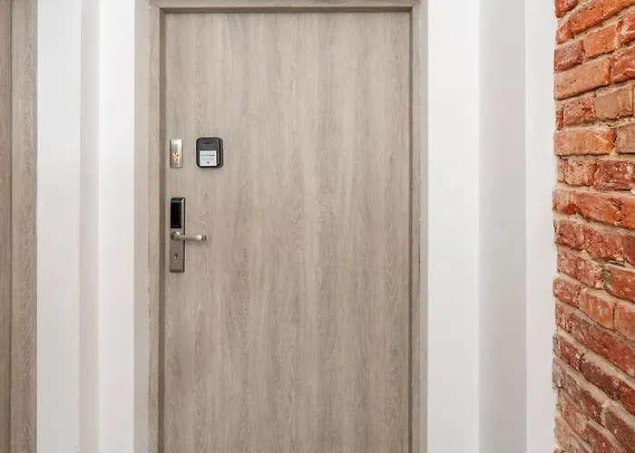 Piotrkowska Prestige By Bookinghost *