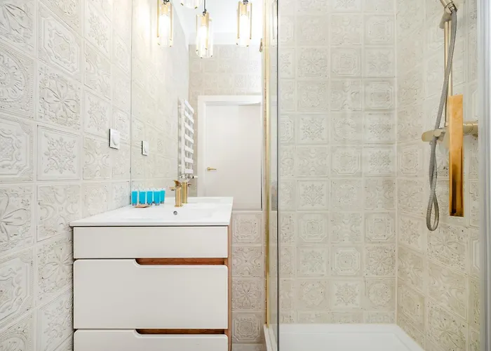 Piotrkowska Prestige By Bookinghost